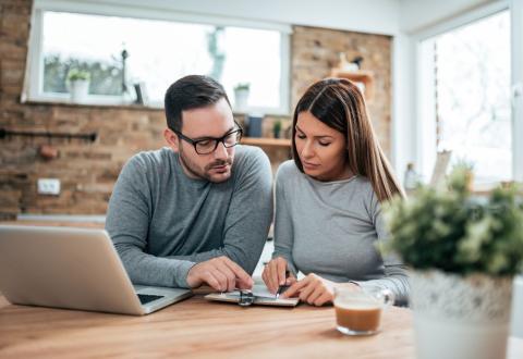 Taxe foncière : vous avez encore quelques jours pour opter pour un prélèvement mensuel. © nortonrsx - Getty Images