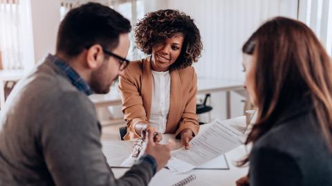 Avec la clause de substitution, l'acquéreur peut notamment créer une SCI qui deviendra l'acquéreur du bien immobilier. © Kerkez - Getty images