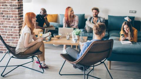 Il faut systématiquement informer l'assureur d'un changement de situation au sein de la colocation pour que les informations du contrat soit à jour. © svetikd - Getty images