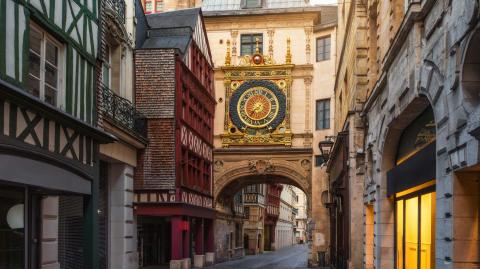 Le Gros-Horloge fait partie des monuments emblématiques de Rouen. © samael334 - Getty images