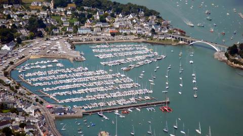 Située en Bretagne, La Trinité-sur-Mer fait partie des lieux de villégiatures prisés de la région. © Richard Villalonundefined undefined - Getty images