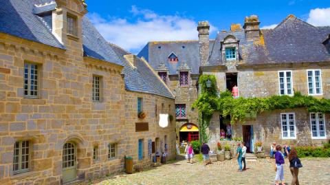 Locronan fait partie des plus beaux villages de France et affiche un charme hors du commun. © aterrom - Adobe Stock