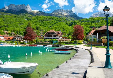 Le lac d’Annecy est l’un des plus beaux de France. © Milena Pigdanowicz-Fidera - Getty Images