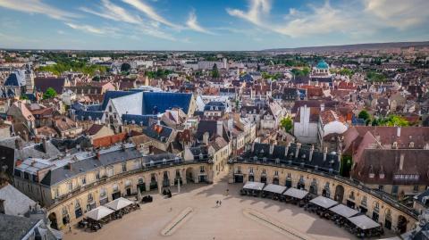 Dijon, la capitale bourguignonne, affiche un marché immobilier dynamique, avec des prix immobiliers qui ont dépassé les 3 000 €/m². © MartinM303 - Getty images