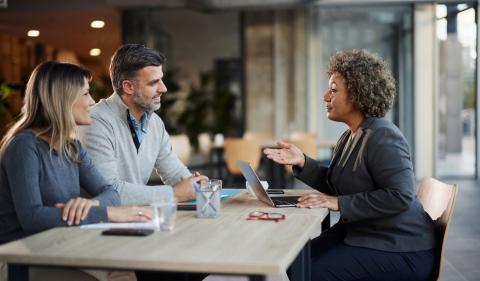 Il existe différentes façons d'investir dans l'immobilier, qui reste un secteur pérenne et rentable. © skynesher - Getty images