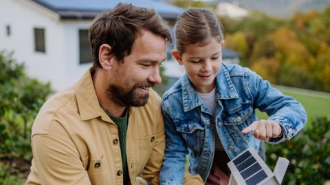 Face aux enjeux environnementaux actuels, nombreux sont les particuliers qui souhaitent faire évoluer leur consommation d’énergie vers des solutions plus durables. © Halfpoint - Getty images