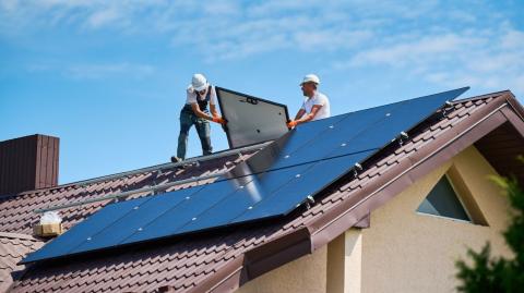 En 2025, les particuliers souhaitant investir dans l'énergie solaire peuvent bénéficier de plusieurs aides financières pour réduire le coût de leur installation. © anatoliy_gleb - Getty images