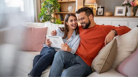 Pour faciliter l’achat d’un logement, différentes aides existent et permettent de réduire le coût d’acquisition ou de bénéficier de taux avantageux. © Milan Markovic - Getty images