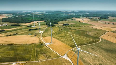 L’électricité verte séduit de plus en plus de foyers français, désireux de réduire leur empreinte carbone et de soutenir la transition énergétique. © franckreporter - Getty images