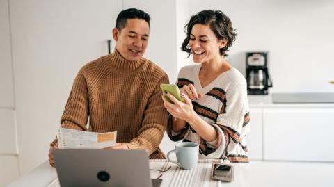 Lorsque l'on emprunte à deux, il est essentiel de se pencher sur la répartition des quotités d'assurance. © kate_sept2004 - Getty images
