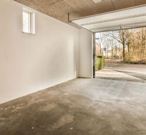 Vérifiez que le PLU de votre commune vous autorise à transformer votre garage en habitation. © ProCreators - Getty images
