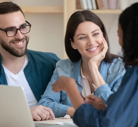 Pensez à comparer les offres pour choisir l'offre de rachat de crédits la plus avantageuse. © fizkes - Getty images