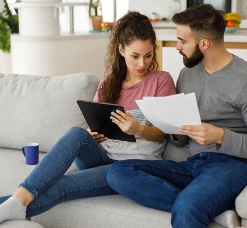 Le calcul du coût de l'assurance prêt dépend de plusieurs facteurs comme l'âge, la durée du prêt, la quotité et le niveau de garanties. © EmirMemedovski - Getty images