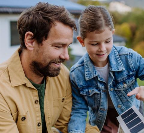 Face aux enjeux environnementaux actuels, nombreux sont les particuliers qui souhaitent faire évoluer leur consommation d’énergie vers des solutions plus durables. © Halfpoint - Getty images