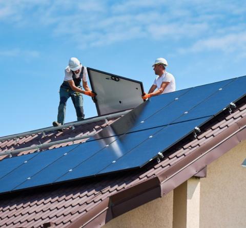 En 2025, les particuliers souhaitant investir dans l'énergie solaire peuvent bénéficier de plusieurs aides financières pour réduire le coût de leur installation. © anatoliy_gleb - Getty images