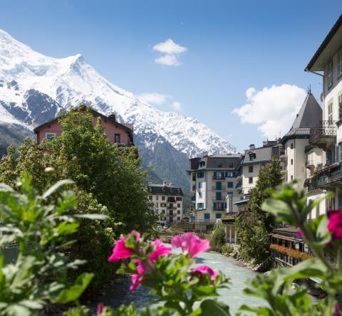 Vue de Chamonix entre montagne et rivière