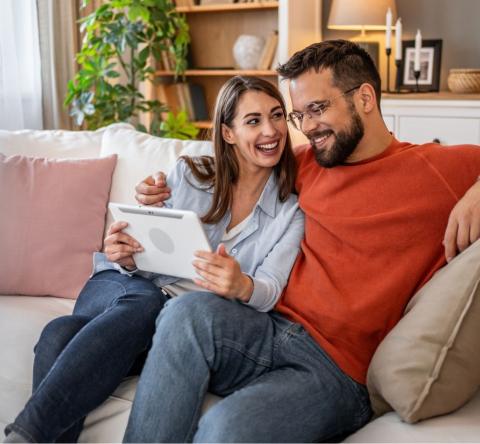 Pour faciliter l’achat d’un logement, différentes aides existent et permettent de réduire le coût d’acquisition ou de bénéficier de taux avantageux. © Milan Markovic - Getty images