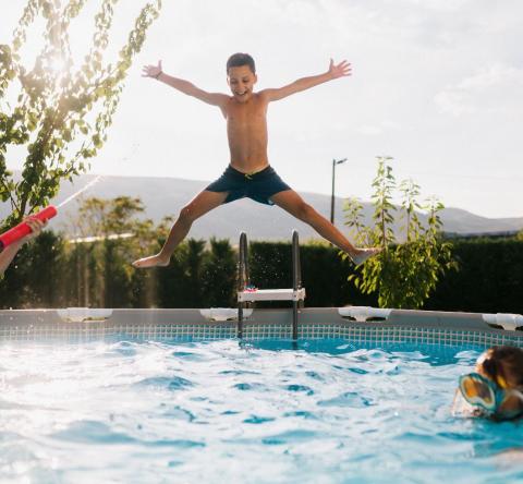 Enfants entrain de jouer dans une piscine hors sol