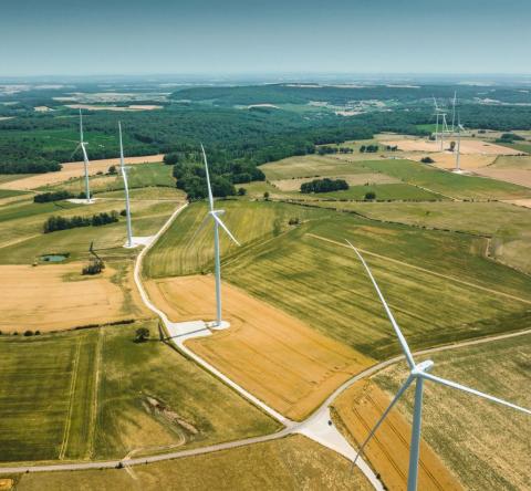 L’électricité verte séduit de plus en plus de foyers français, désireux de réduire leur empreinte carbone et de soutenir la transition énergétique. © franckreporter - Getty images