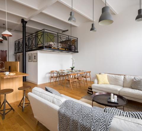 Aménagement d'une mezzanine avec literie dans un studio