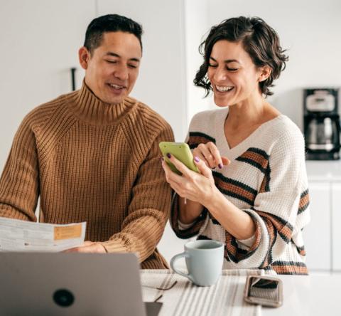 Lorsque l'on emprunte à deux, il est essentiel de se pencher sur la répartition des quotités d'assurance. © kate_sept2004 - Getty images