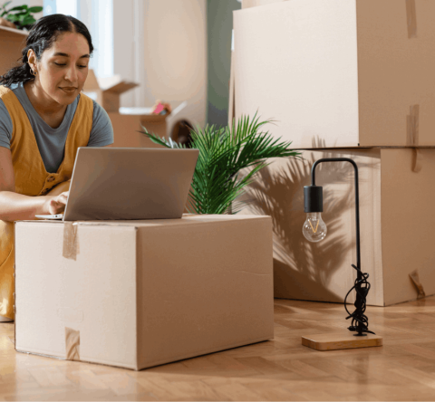 Plusieurs leviers vous permettent de réaliser des économies lors de votre déménagement par des professionnels. © Maca and Naca - Getty images