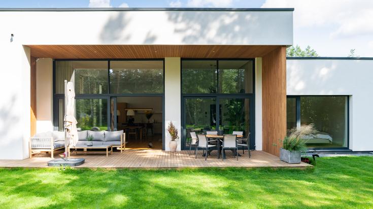 En mai, il est temps de penser à son extérieur : installer une terrasse ou  une véranda, aménager et décorer votre jardin et pourquoi pas une piscine !  - La Maison Des Travaux