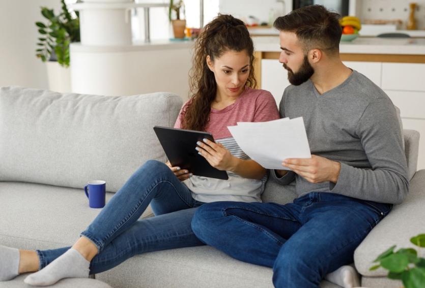 Le calcul du coût de l'assurance prêt dépend de plusieurs facteurs comme l'âge, la durée du prêt, la quotité et le niveau de garanties. © EmirMemedovski - Getty images